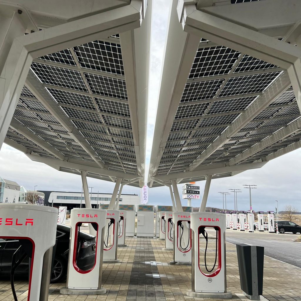 Preiswerte öffentliche Tesla Supercharger Ladestation mit Photovoltaik