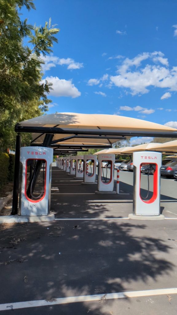 E-Auto Tesla Supercharger Ladestation Gruppenreise